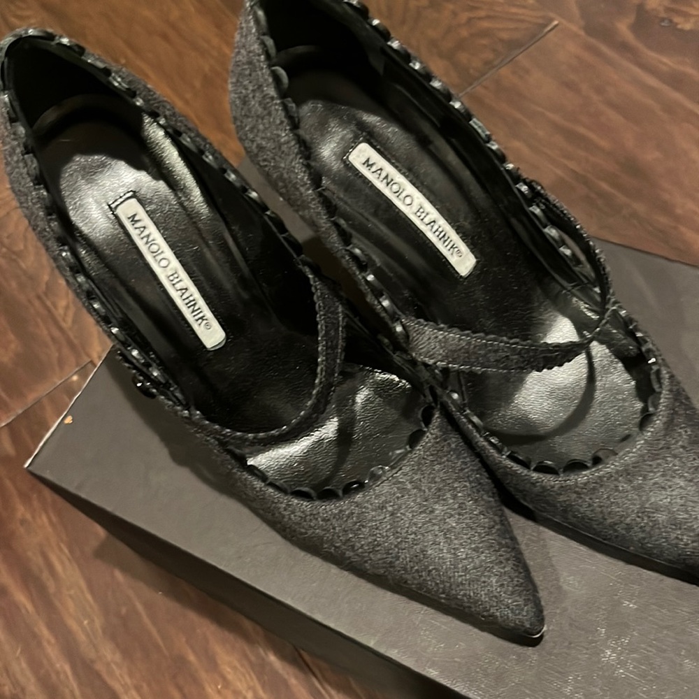 Manila Blahnik Gray scalloped accent pumps